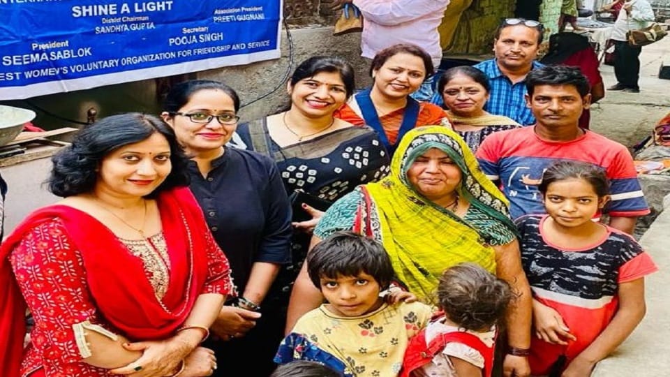 Innerwheel Club of Hathras Royal collects electricity bills of poor families