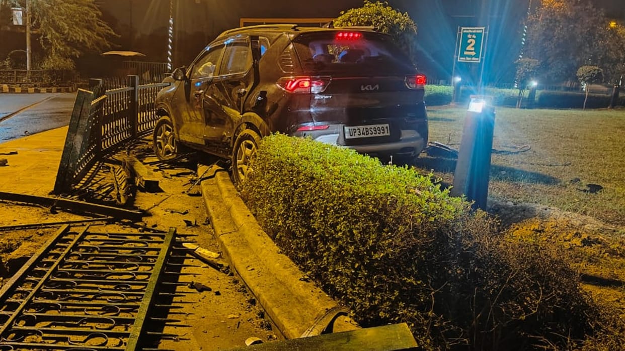 A car breaks the devider near janeshwar mishra park in Lucknow