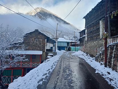 Snowfall in Niti Valley Chamoli and Yamunotri Uttarakhand Weather Update Watch Photos