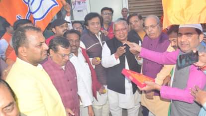 एक-दूसरे को मिठाई खिलाते भाजपा नेता।