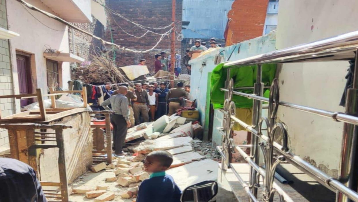 Two killed in PPGanj accident No vehicle reach for help due to narrow street