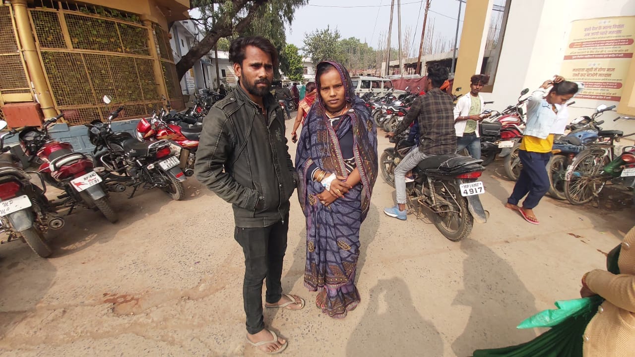 पत्नी को अस्पताल लेकर पहुंचा था पति