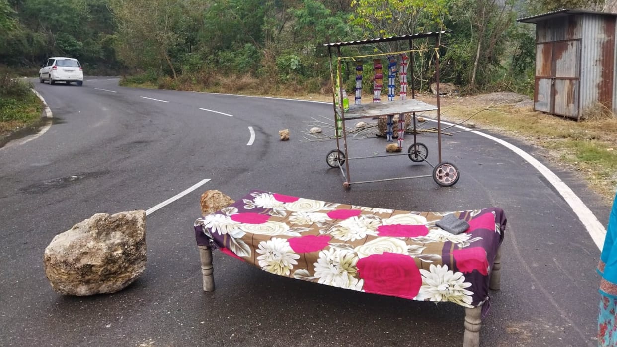 Man blocks dharamshala shimla highway near Mangrot Bilaspur