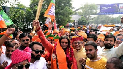 Rajasthan: मांस की दुकानें बंद कराने पहुंचे भगवाधारी बाबा; एक ग्राहक से बोले- आंखें मत दिखाना, बाबा बवाल है Rajasthan: MLA Balmukund Acharya arrived to close meat shops; Told customer Don't show eyes, Baba Bawal Hai