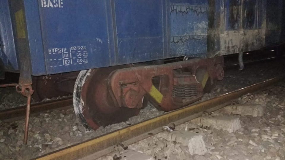 Railway Update: Goods train derailed Rampur late night, rail traffic halted, efforts repair track continue