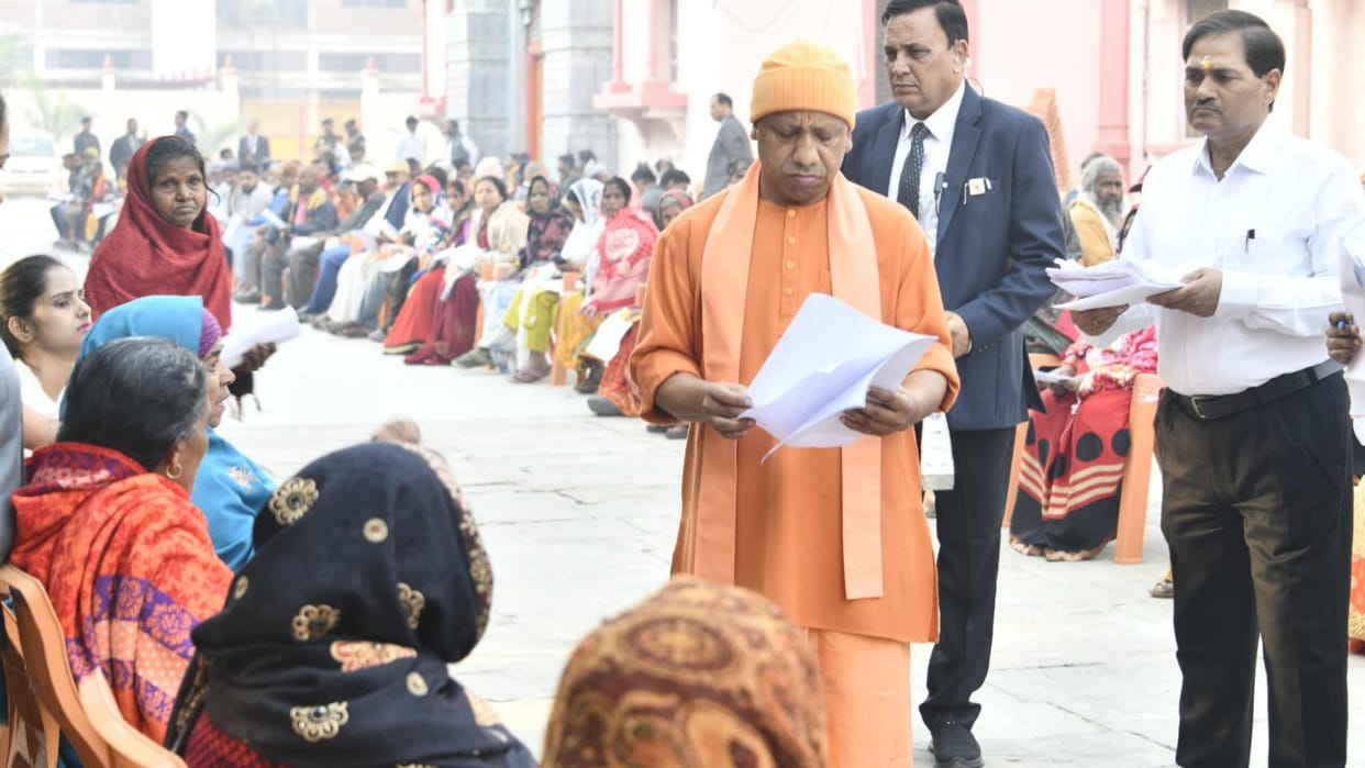 CM Yogi Adityanath listened to problems of 300 people in Janata Darshan