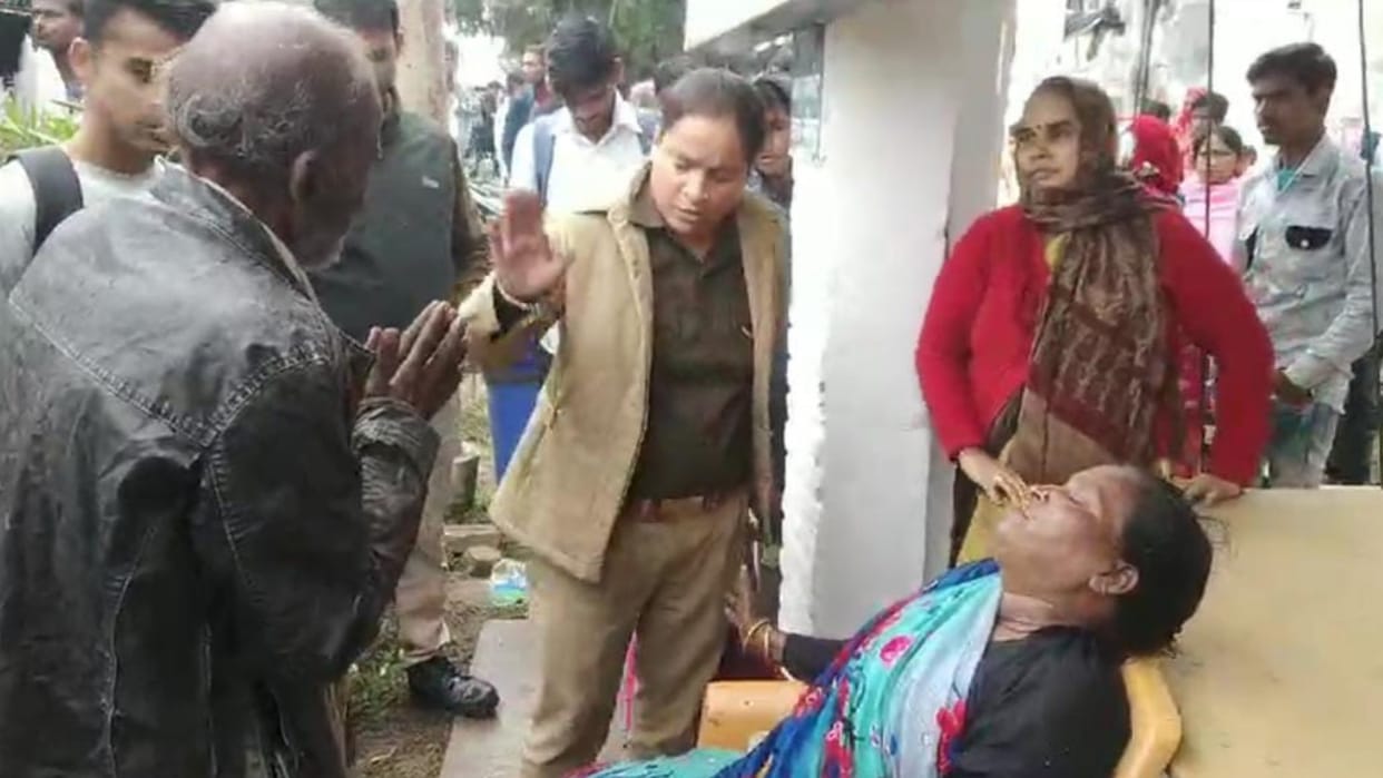 A woman protest against police for helping goons in Ramkot thana in Sitapur.