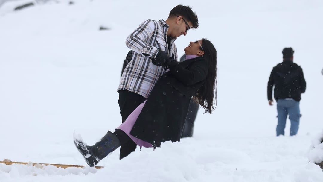 jk Weather Update: Cold wave in Kashmir freezing cold in Leh mercury minus 8