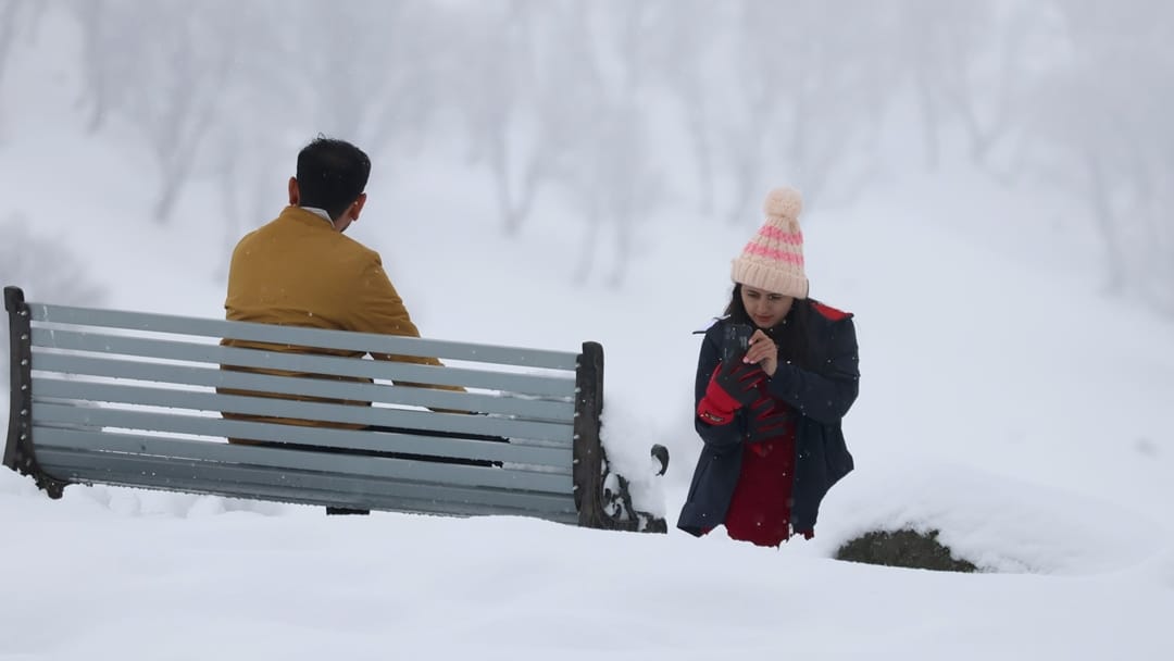 jk Weather Update: Cold wave in Kashmir freezing cold in Leh mercury minus 8