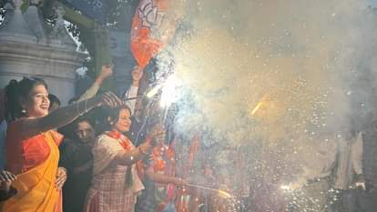 तीन राज्यों में विधानसभा चुनाव में जीत के बाद बेनीगंज स्थित भाजपा कार्यालय में खुशी मनाते लोग।