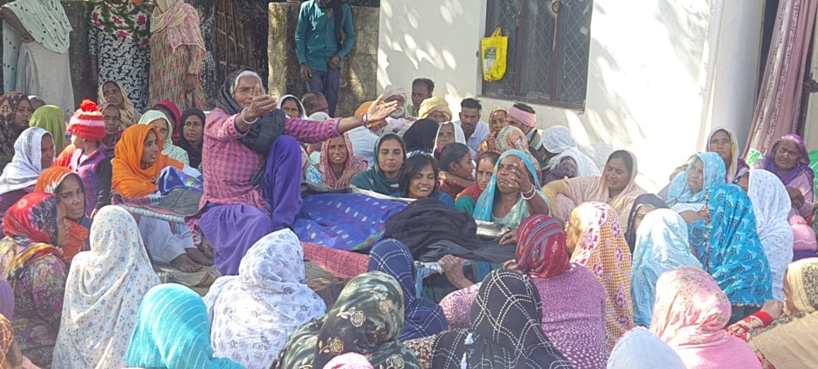 Bijnor: Farmer shot dead in land dispute, crowd gathered as dead body taken to village, police deployed