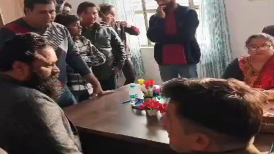 Seeing Jai Shri Ram written on the desk in Ghaziabad the teacher poured fluid on the mouth nose and forehead o
