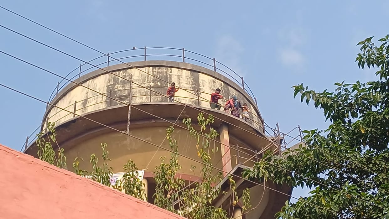 Muzaffarnagar: The family climbed on the tank to free the land from encroachment