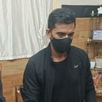 डॉ राजेंद्र कुमार वार्ष्णेय के साथ दीपक चाहर मास्क लगाए हुए