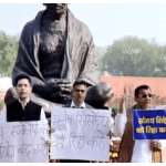 संसद परिसर में आप सांसदों का प्रदर्शन