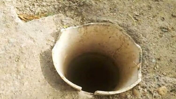Hathras News: बोरिंग में गिरा बकरी का बच्चा, सात दिन से चिल्ला रहा, पर सुनने वाला कोई नहीं