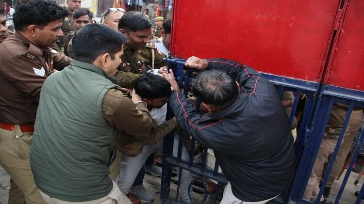 Aligarh: कोरी समाज ने थाना घेरा, महिला ने की आत्मदाह की कोशिश, महिला पुलिसकर्मी से अभद्रता, छह नामजद