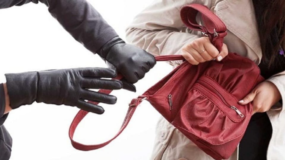 Jewelery stolen from woman bag at Kichha railway station