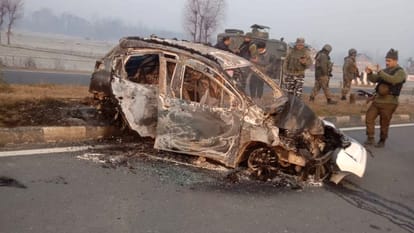 जम्मू कश्मीर: नेशनल हाईवे पर चलती कार में लगी आग, वाहन सवारों ने भाग कर बचाई जान Jammu Kashmir: Fire broke out in car on jammu srinagar National Highway in kulgam