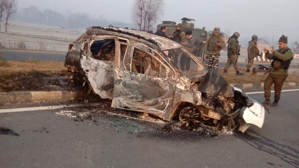 Jammu Kashmir: Fire broke out in car on jammu srinagar National Highway in kulgam