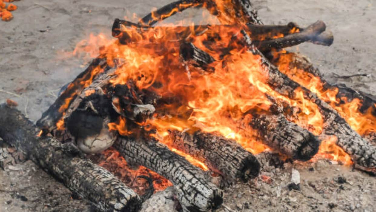 Why People Take Bath After Funeral Know The Reason Death Ritual Ajab Gajab