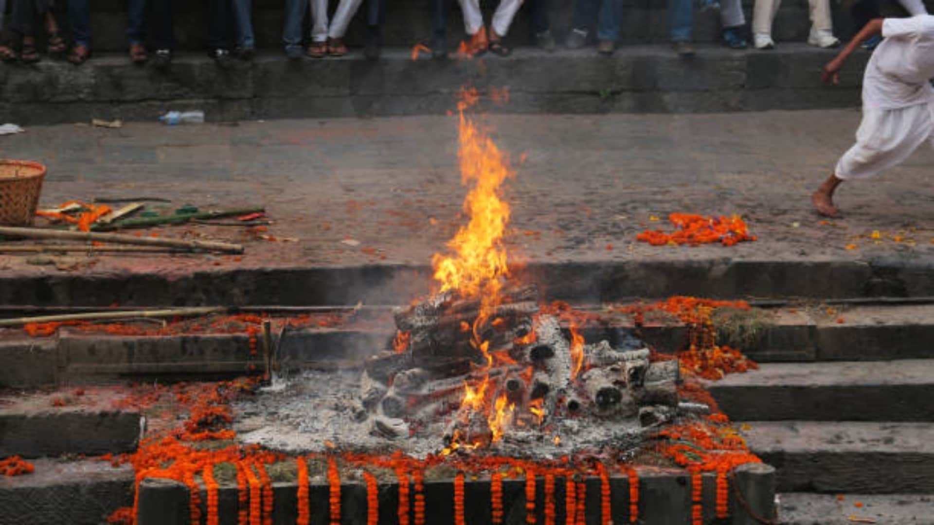 Why People Take Bath After Funeral Know The Reason Death Ritual Ajab Gajab