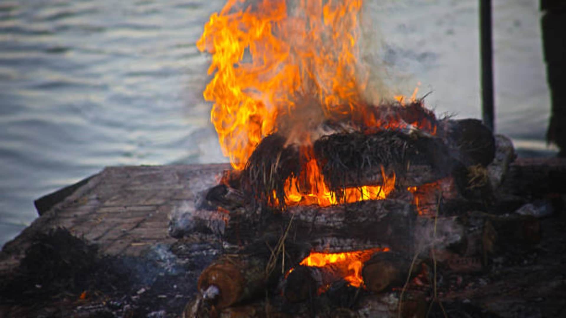 Why People Take Bath After Funeral Know The Reason Death Ritual Ajab Gajab