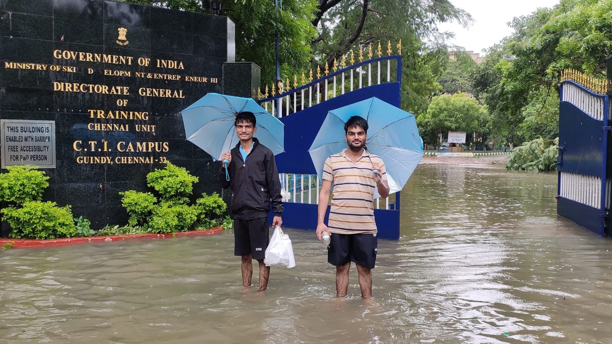 Hisar students trapped in Michong storm in Chennai, quenched their hunger by eating biscuits