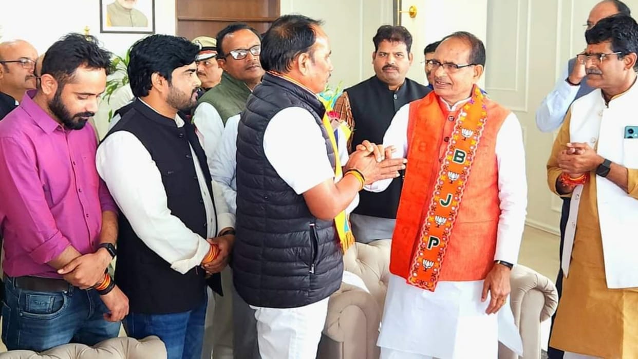 Shivpuri After conquering impregnable fort of Congress Pritam Lodhi met CM Shivraj after reaching Bhopal