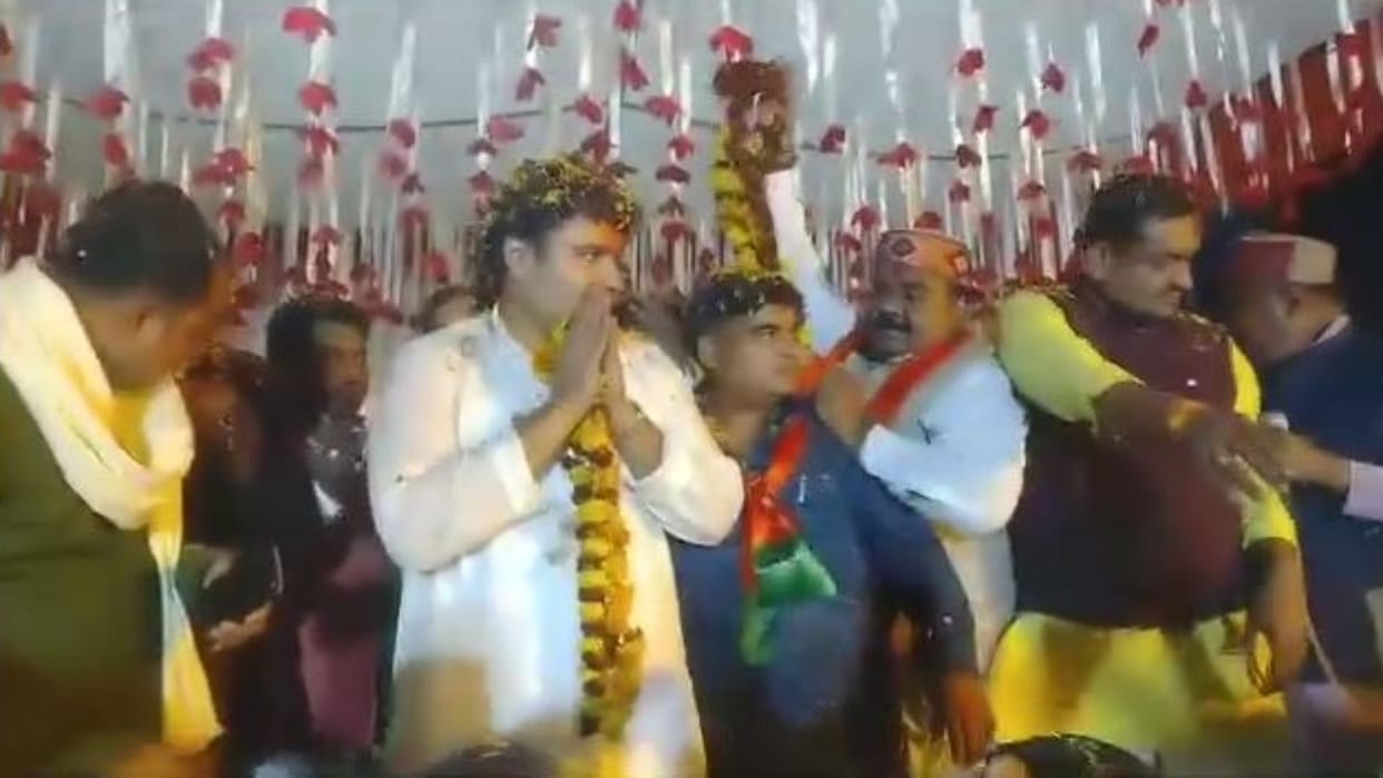 Rewa News BJP MLA Siddharth Tiwari fell from the packed stage with a thud