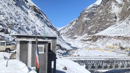 Himachal Weather: बारिश-बर्फबारी के बाद मौसम खुला, पर ठिठुरन बढ़ी; चार स्थानों का न्यूनतम तापमान माइनस में Himachal Weather: After rain and snowfall cold wave increased, Minimum temperature of four places in minus