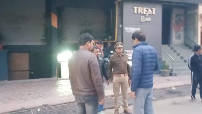 Varanasi: ट्रीट बार के मैनेजर की रेस्टोरेंट की छत से गिरकर संदिग्ध हाल में मौत, फोरेंसिक टीम ने की छानबीन Manager of Treat Bar died under suspicious circumstances after falling from the roof of the restaurant