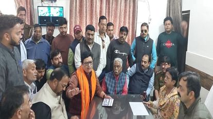 Aligarh News: भाजपा नेता के बेटे से सिपाहियों की अभद्रता पर बिफरे भाजपाई, थाने पर किया हंगामा Uproar over policemen indecency with BJP leader son