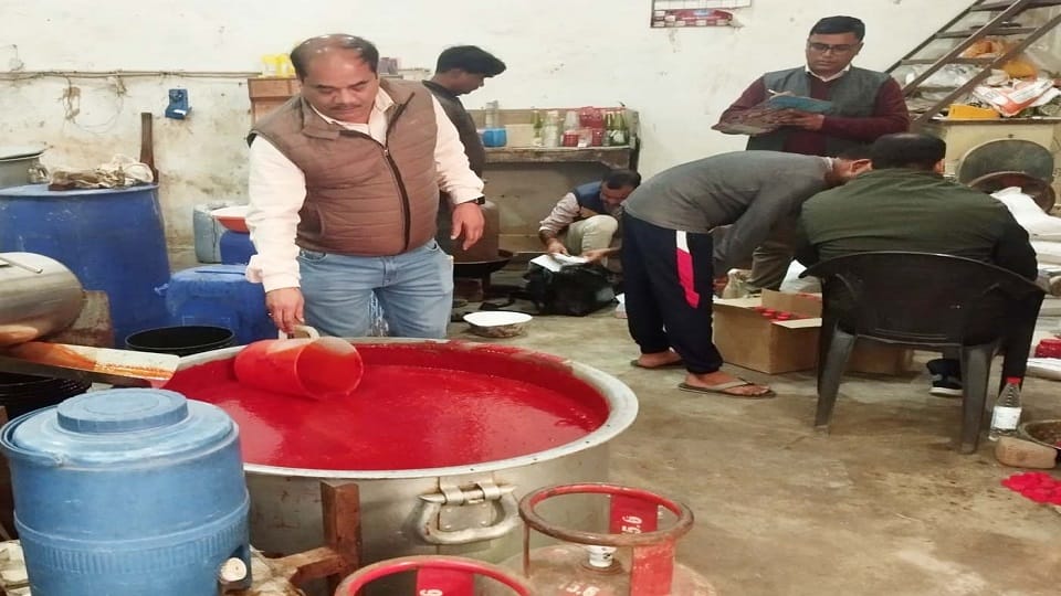 fake tomato sauce making factory busted in Badaun