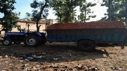 Groom brother-in-law dies in road accident three injured including bride in Shahjahanpur