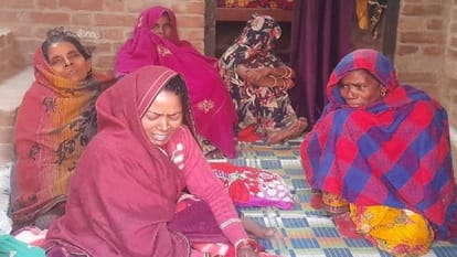 young man dead body found hanging from a tree before ring ceremony in Shahjahanpur