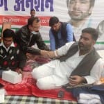 अनशन पर बैठे सपा विधायक अतुल प्रधान