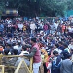 कलेक्टर कार्यालय पर प्रदर्शन करते करणी सेना कार्यकर्ता।