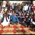 प्रदर्शन करते लोग