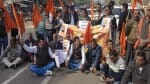 सड़क पर प्रदर्शन करते समाज के लोग