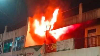 massive fire broke out in an auto parts shop creating chaos in the market