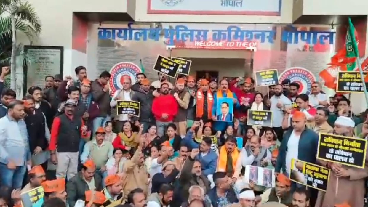 Bhopal: BJP Vice President Alok Sharma sang Raghupati Raghav Raja Ram, sat on strike in police control room
