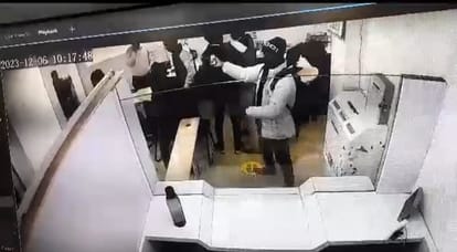 Bank Loot Live : भोजपुर के बैंक लूट की घटना सीसीटीवी में कैद, 4 मिनट में लूट लिए थे 16 लाख रुपये Bihar News : Picture of Bhojpur bank robbery incident captured in CCTV. bihar Police is conducting raids