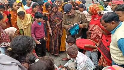 Bihar: सड़क हादसे में घायल युवक की इलाज के दौरान मौत; ग्रामीणों ने जाम की सड़क, मृतक की पत्नी ने लगाए यह आरोप Bihar: Youth injured in road accident dies during treatment; wife of deceased made this allegation