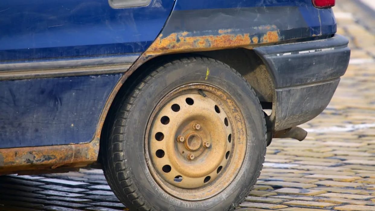 If you want to protect your car from rust in winter, then stay away from two things, the car will remain safe