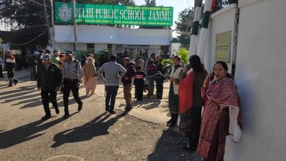 जम्मू: दिल्ली पब्लिक स्कूल को बम से उड़ाने की धमकी, पुलिस ने खंगाला कोना-कोना, FIR की दर्ज Jammu: Threat to blow up Delhi Public School police and bomb disposal squad reached spot