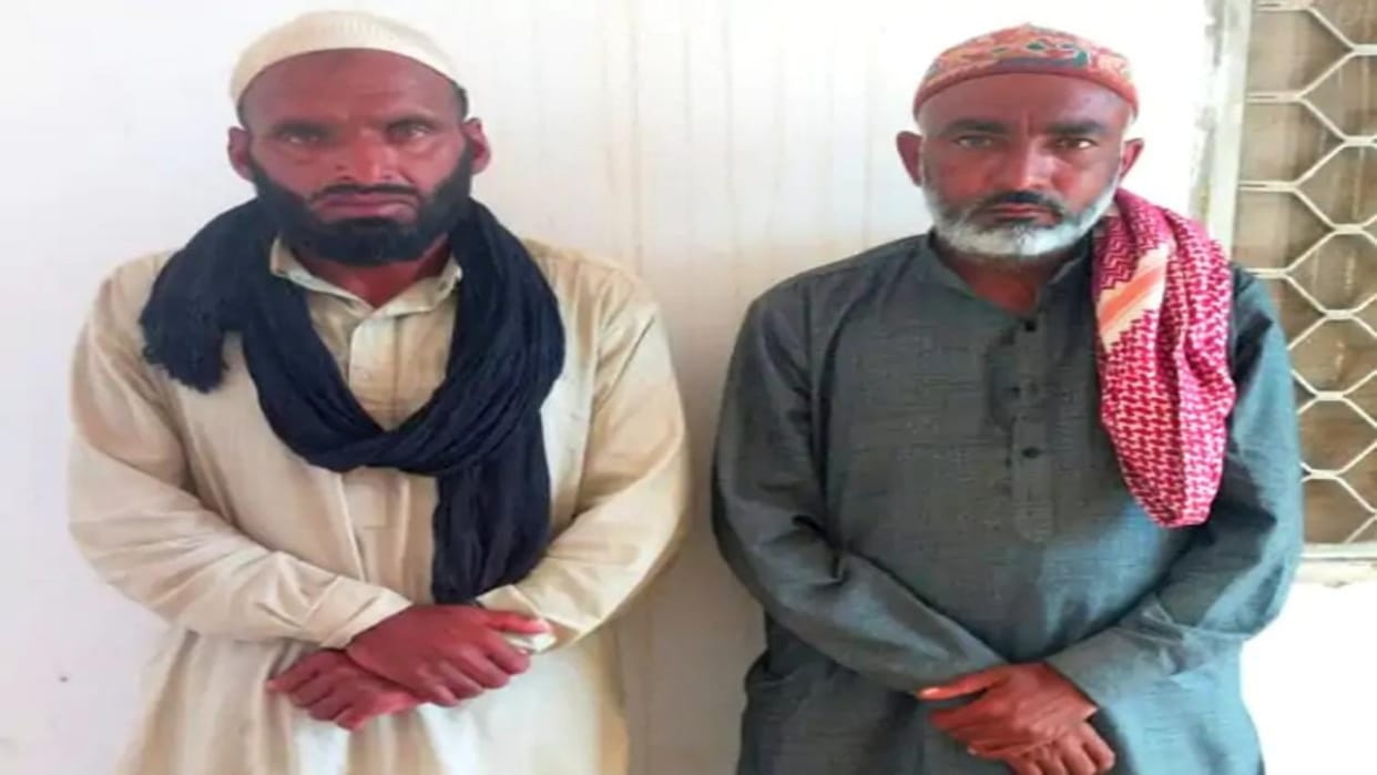 Rajasthan News: BSF caught 2 suspects from border area, they were roaming in the restricted area.