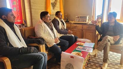 team of Hasuri Ausanpur Gram Panchayat of Siddharthnagar district met environmentalist Sonam Wangchuk in Leh