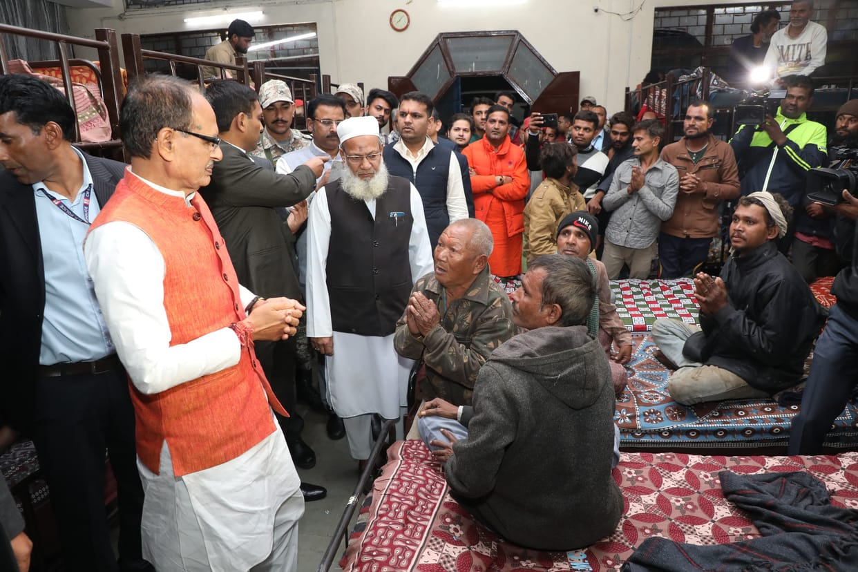 MP News: Shivraj inspected night shelters, inquired about the well being of people, gave instructions to offic