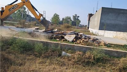 Meerut: Development Authority team took action against illegal colonies by bulldozing
